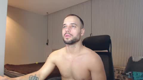 Snapshot of sandro_best chatting on February 19, 9:39 am DeAlex online show from February 19, 9:39 am
