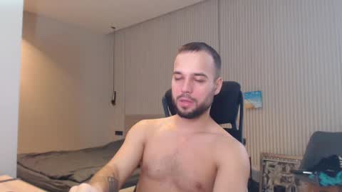 Snapshot of sandro_best chatting on February 27, 9:32 am DeAlex online show from February 27, 9:32 am