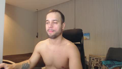 Snapshot of sandro_best chatting on February 8, 9:13 am DeAlex online show from February 8, 9:13 am