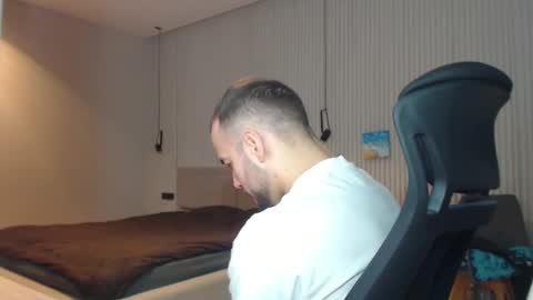 Snapshot of sandro_best chatting on February 16, 10:43 am DeAlex online show from February 16, 10:43 am