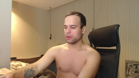 Snapshot of sandro_best chatting on December 4, 11:30 am DeAlex online show from December 4, 11:30 am