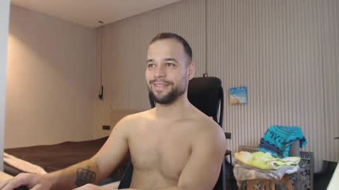 Snapshot of sandro_best chatting on December 23, 10:10 am DeAlex online show from December 23, 10:10 am