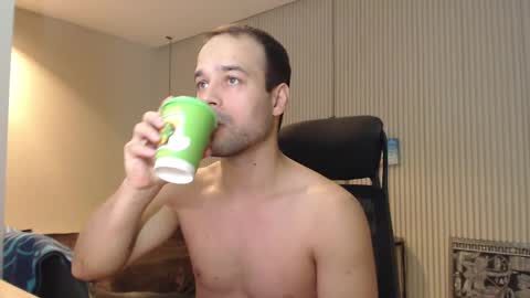 Snapshot of sandro_best chatting on December 5, 12:33 pm DeAlex online show from December 5, 12:33 pm