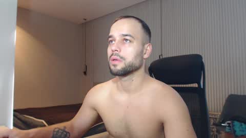 Snapshot of sandro_best chatting on February 18, 9:21 am DeAlex online show from February 18, 9:21 am