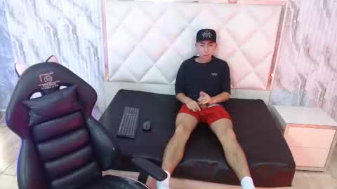 santi_tay online show from July 2, 12:00 pm