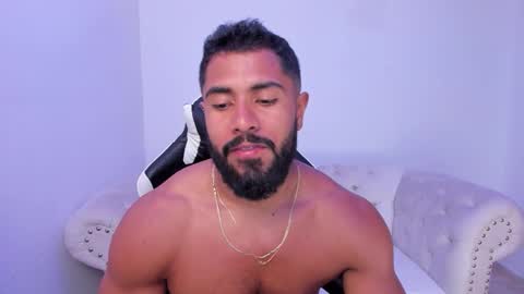 santiago_huntt online show from October 26, 8:00 pm