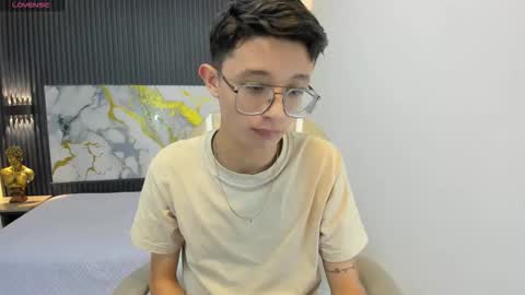 Snapshot of santiago_russo18 chatting on September 14, 1:02 pm santiago_russo18 online show from September 14, 1:02 pm