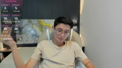 Snapshot of santiago_russo18 chatting on October 13, 2:01 pm santiago_russo18 online show from October 13, 2:01 pm