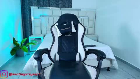 santiagoreyesftt online show from April 17, 1:19 am