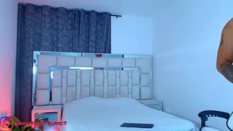 santiagoreyesftt online show from April 25, 4:37 am