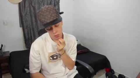 Julius Novachrono  online show from April 22, 5:25 am