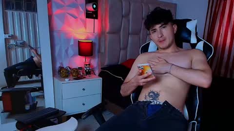 Snapshot of santyago_taylor chatting on February 13, 7:10 pm Santyago online show from February 13, 7:10 pm