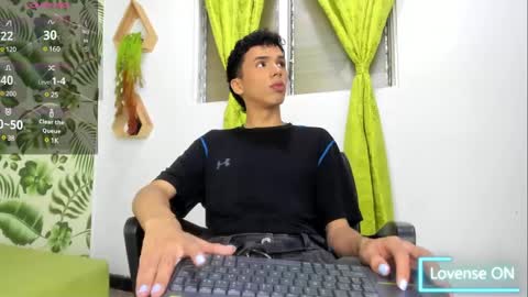 Snapshot of seantroyy chatting on February 12, 4:01 am Sean online show from February 12, 4:01 am
