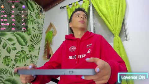 Snapshot of seantroyy chatting on February 4, 3:44 am Sean online show from February 4, 3:44 am