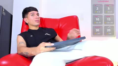 sebas_hall_ online show from November 4, 11:39 pm