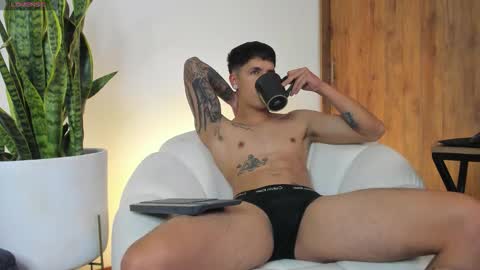 Snapshot of sebas_w01 chatting on October 10, 1:43 am sebastian online show from October 10, 1:43 am