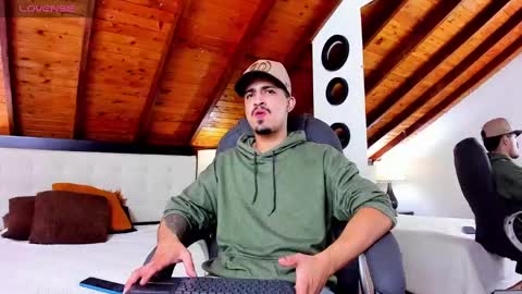 Snapshot of sebastian_berne chatting on March 7, 7:49 pm Sebastian Berne online show from March 7, 7:49 pm