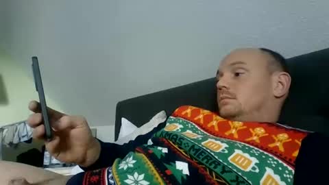 Snapshot of secretcplg chatting on December 23, 10:42 am Simon online show from December 23, 10:42 am