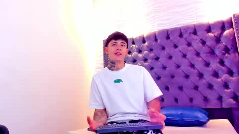 seven_turner online show from February 9, 4:39 am