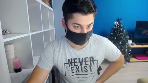 Snapshot of sexxxdickbig chatting on December 25, 6:41 am Tommy online show from December 25, 6:41 am