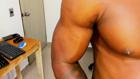 Snapshot of sexy_blackman chatting on February 4, 5:12 pm sexy blackman online show from February 4, 5:12 pm