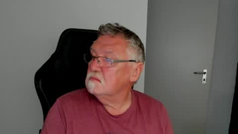 sharlots_pet online show from April 24, 5:15 pm
