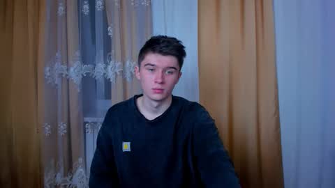 Max online show from December 4, 7:43 pm