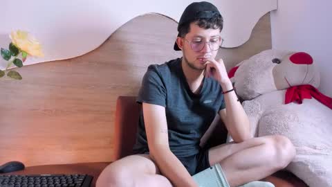Snapshot of siimon_grey chatting on September 13, 8:43 pm siimon_grey online show from September 13, 8:43 pm