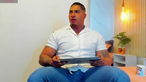 Snapshot of simeone_panda chatting on January 4, 11:54 am simeone_panda online show from January 4, 11:54 am
