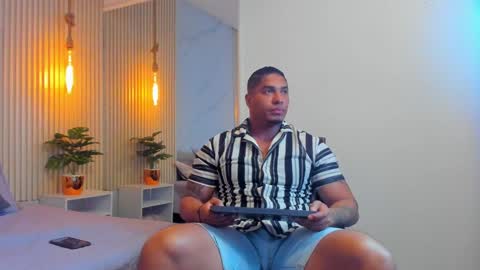 Snapshot of simeone_panda chatting on December 11, 11:43 am simeone_panda online show from December 11, 11:43 am