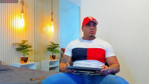 Snapshot of simeone_panda chatting on December 23, 11:57 am simeone_panda online show from December 23, 11:57 am