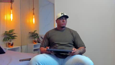 Snapshot of simeone_panda chatting on December 5, 11:16 am simeone_panda online show from December 5, 11:16 am