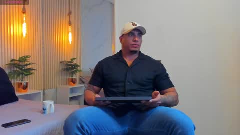 Snapshot of simeone_panda chatting on December 4, 10:46 am simeone_panda online show from December 4, 10:46 am