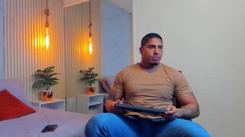 Snapshot of simeone_panda chatting on December 7, 11:51 am simeone_panda online show from December 7, 11:51 am