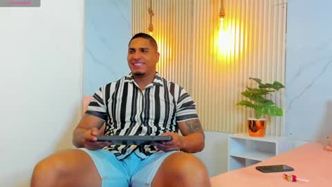 Snapshot of simeone_panda chatting on January 25, 12:05 pm simeone_panda online show from January 25, 12:05 pm