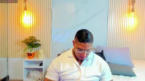 Snapshot of simeone_panda chatting on March 4, 11:51 am simeone_panda online show from March 4, 11:51 am