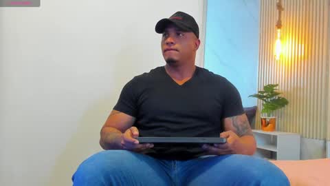 Snapshot of simeone_panda chatting on January 6, 12:24 pm simeone_panda online show from January 6, 12:24 pm
