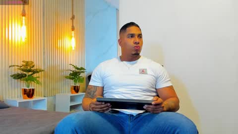 Snapshot of simeone_panda chatting on December 26, 11:43 am simeone_panda online show from December 26, 11:43 am