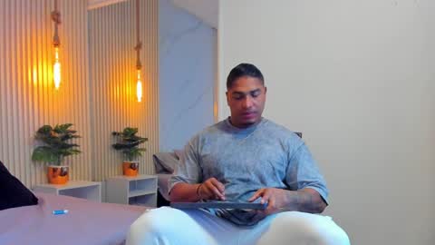 Snapshot of simeone_panda chatting on December 12, 11:18 am simeone_panda online show from December 12, 11:18 am