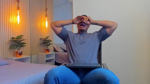 Snapshot of simeone_panda chatting on December 10, 11:32 am simeone_panda online show from December 10, 11:32 am
