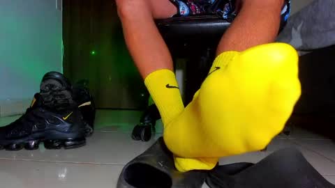 only foot                         worshipers here online show from April 29, 5:12 am