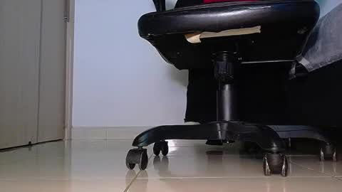 Snapshot of sir_kev66 chatting on October 19, 7:22 am only foot worshipers here online show from October 19, 7:22 am