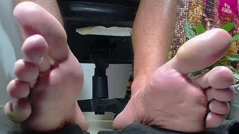 Snapshot of sir_kev66 chatting on December 13, 11:17 pm only foot worshipers here online show from December 13, 11:17 pm
