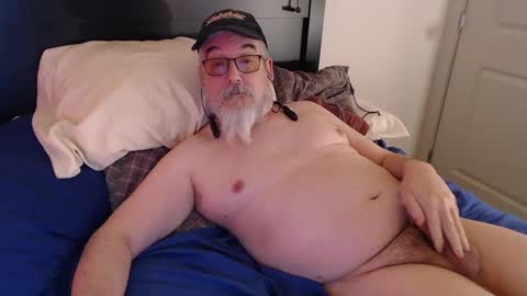Snapshot of sirbeercan chatting on January 1, 11:27 am sir beer can the friendly hermit online show from January 1, 11:27 am