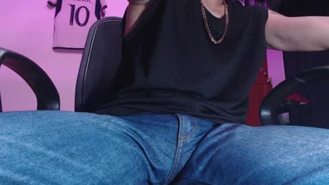 Snapshot of skateboy444 chatting on January 28, 7:11 am king online show from January 28, 7:11 am