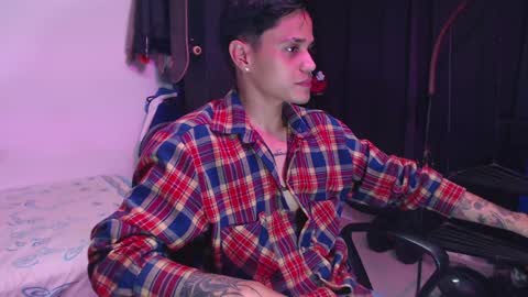 Snapshot of skateboy444 chatting on January 15, 2:06 am king online show from January 15, 2:06 am