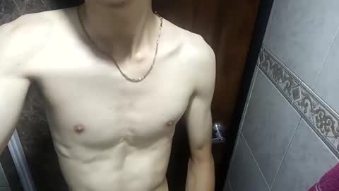 Snapshot of skinnybig_cock chatting on February 17, 12:05 pm James online show from February 17, 12:05 pm
