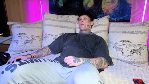 Snapshot of skirlingod chatting on October 18, 7:46 am skirlingod online show from October 18, 7:46 am