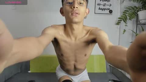Snapshot of skylerblaze_ chatting on September 29, 12:03 pm SKYLER BLAZE online show from September 29, 12:03 pm