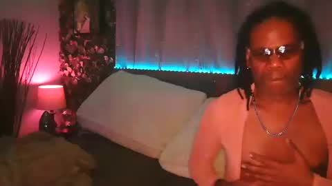 Snapshot of skyonetoo3 chatting on October 29, 12:02 am skyonetoo3 online show from October 29, 12:02 am